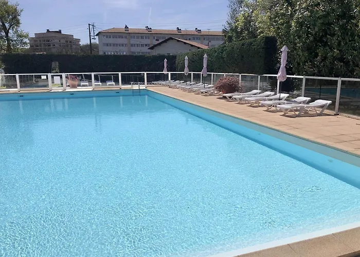 Au Calme Avec Piscine, Face Golf, Parking Gratuit, A Pied A 10mn Centre Διαμέρισμα