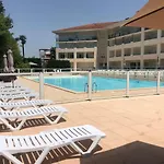 Apartamento Au Calme Avec Piscine, Face Golf, Parking Gratuit, A Pied A 10mn Centre