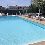 Au Calme Avec Piscine, Face Golf, Parking Gratuit, A Pied A 10mn Centre Apartamento